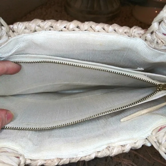 Vintage 70's Boho Crocheted Straw Small Tote Style Purse With Wood Bead & Tassel - Picture 13 of 16